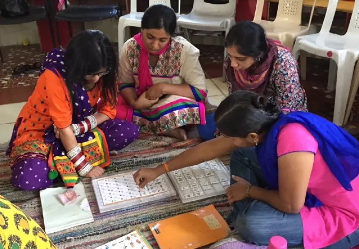 En Gujarat, India, las maestras aprenden a manejar la metodología en forma práctica, de tal manera que pueden replicarla fácilmente con sus estudiantes.
