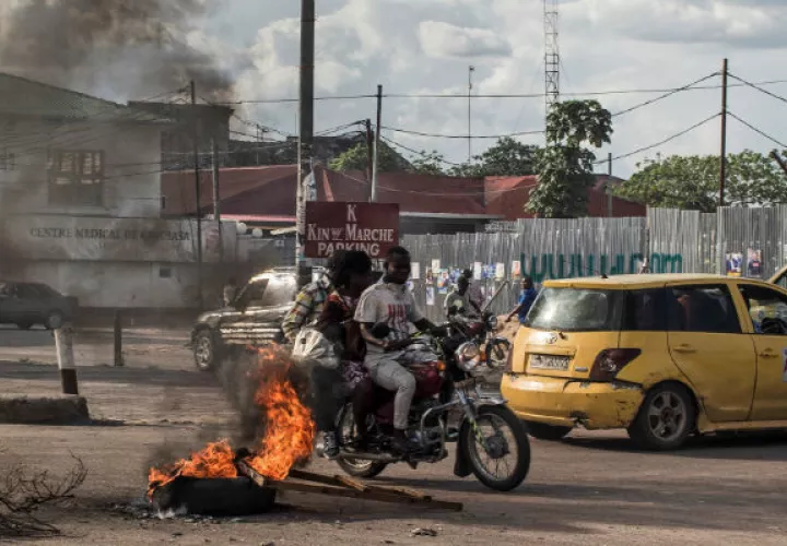 Se han incendiado neumáticos en respuesta a los anuncios de posponer las elecciones en RDC. EFE