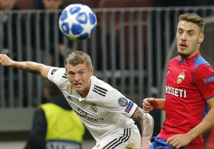 Toni Kroos (izq.) de Real Madrid y Nikola Vlasic del NSKA. Foto:AP