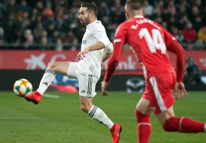 Dani Carvajal controla el balón ante la marca de un jugador del Girona. Foto EFE