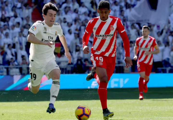 El defensa del Real Madrid, Álvaro Odriozola (i), controla el balón ante el delantero hondureño del Girona, Anthony Rubén Lozano. Foto:EFE