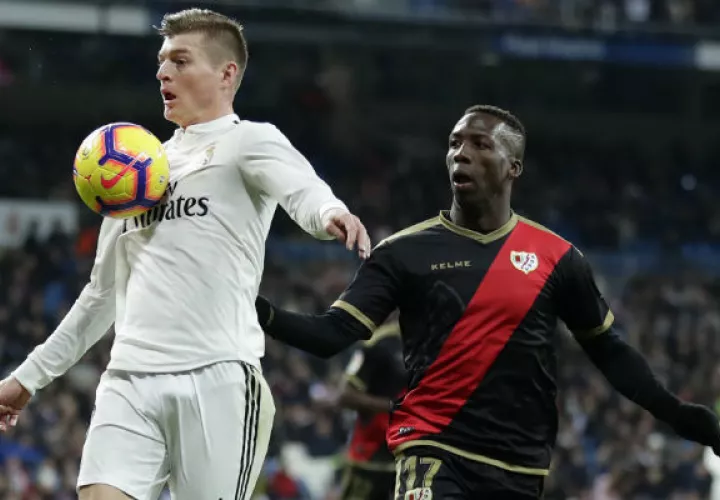 Toni Kroos del Real Madrid (Izq.) controla elñ baló ante el acecho de with Rayo Vallecano's Luis Advíncula de Rayo Vallecano. Foto:AP