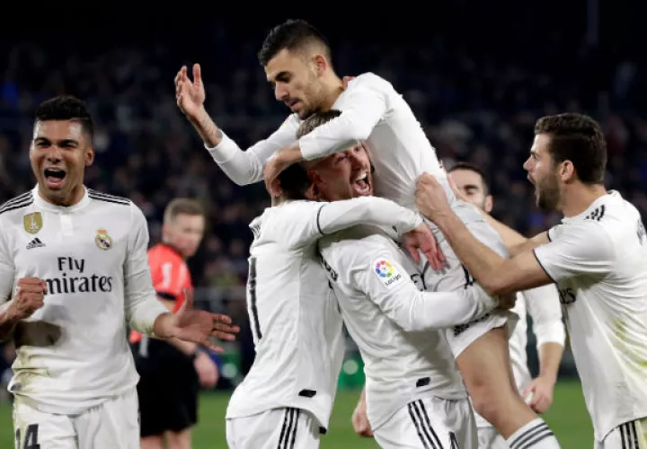 Jugadores de Real Madrid celebran el gol de Ceballos. Foto:EFE