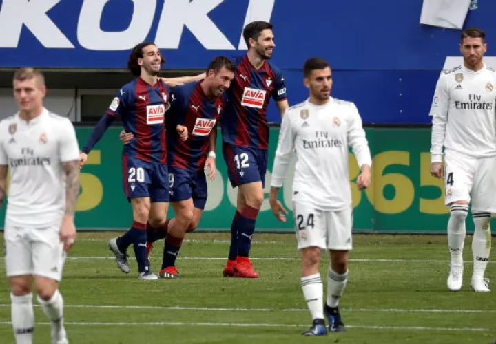 Jugadores de Eibar festejan y los de Real Madrid se lamentan. Foto:EFE