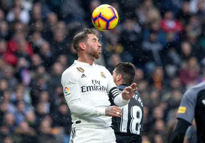 Sergio Ramos en acción defensiva para el Real Madrid. Foto EFE
