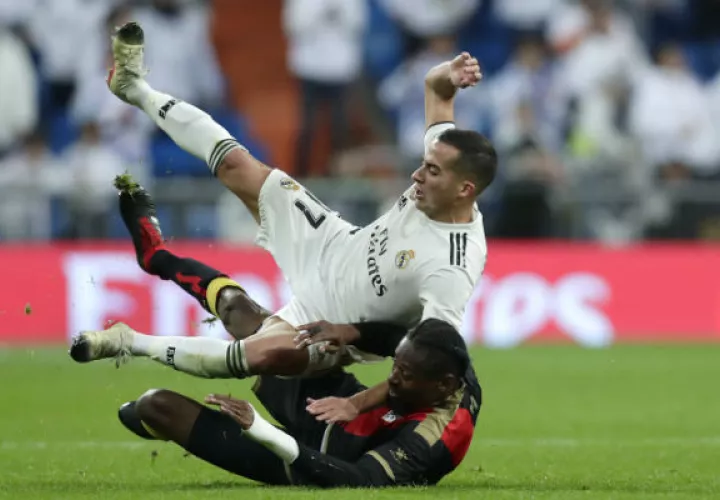 Lucas Vázquez, de Real Madrid, sufre una falta de Abdoulaye Ba, del Rayo Vallecano. /Foto AP