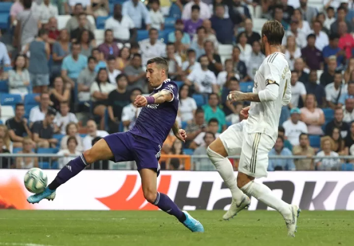 Sergi Guardiola del  Valladolid (izq)  despeja el balón ante el defensor del Real Madrid Sergio Ramos. Foto:EFE