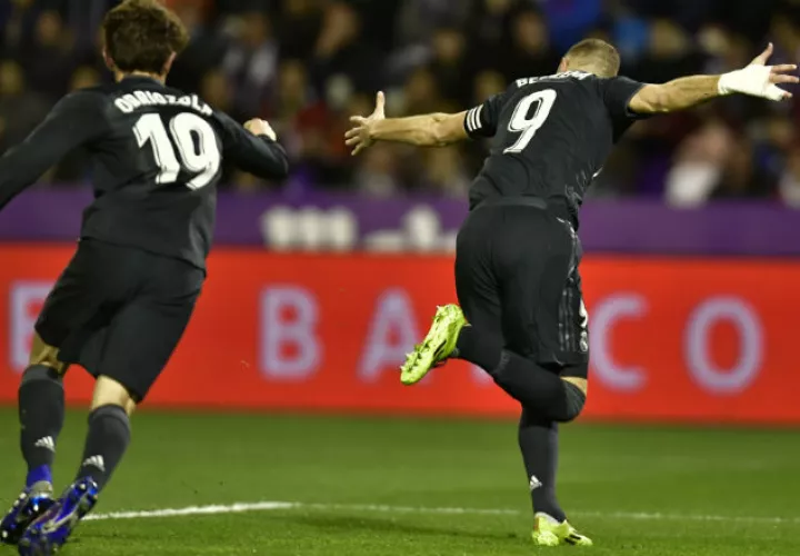 Benzema (derecha) celebra uno de sus goles. Foto AP