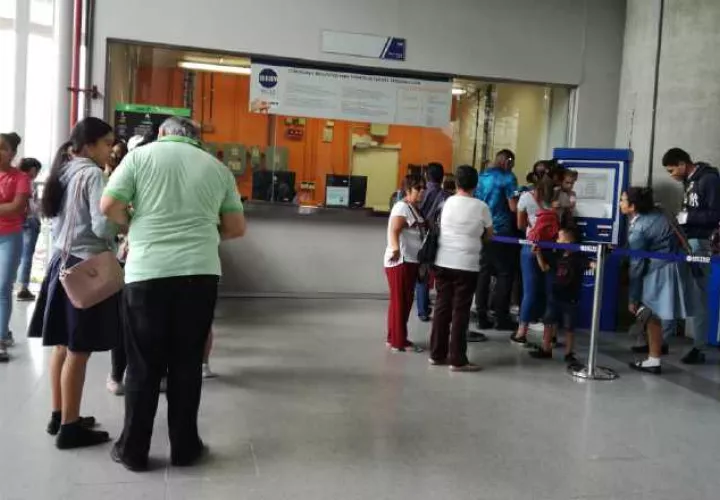Todavía hay confusión entre algunos usuarios que buscan la manera de recargar teniendo "martinellis" en el bolsillo. Foto de Yaissel Urieta M.