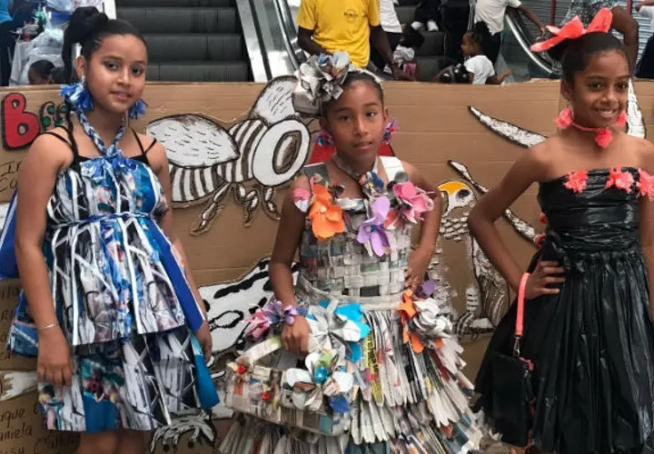Los estudiantes expusieron artesanías hechas incluso vestidos, con material reciclado. Foto: Diómedes Sánchez S.  