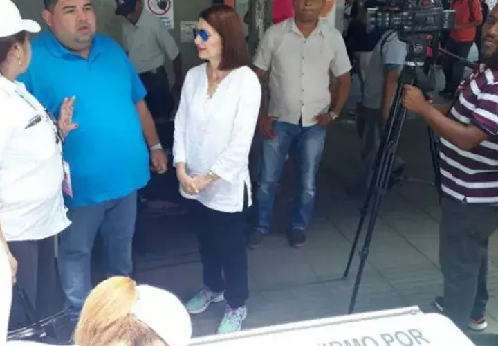 Seguidores de Ricardo Martinelli lo apoyaron con su firma. 