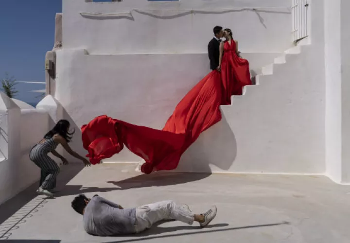 Tzuchi Lin y Yingting Huang llevaron múltiples atuendos a su sesión fotográfica previa a su boda en Santorini, Grecia. (Laura Boushnak para The New York Times)
