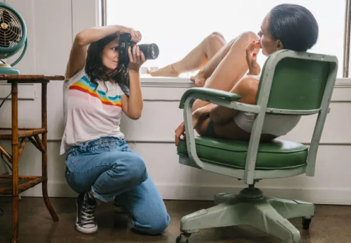 Ana Dias toma fotos a Teela LaRoux, Playmate de julio. Modelos ahora son captadas principalmente por mujeres. (Stephanie Noritz para The New York Times).