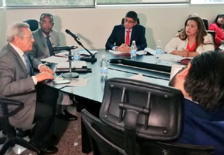 La comisión de Gobierno ya se reunió con voceros de la Concertación.  Foto de twitter