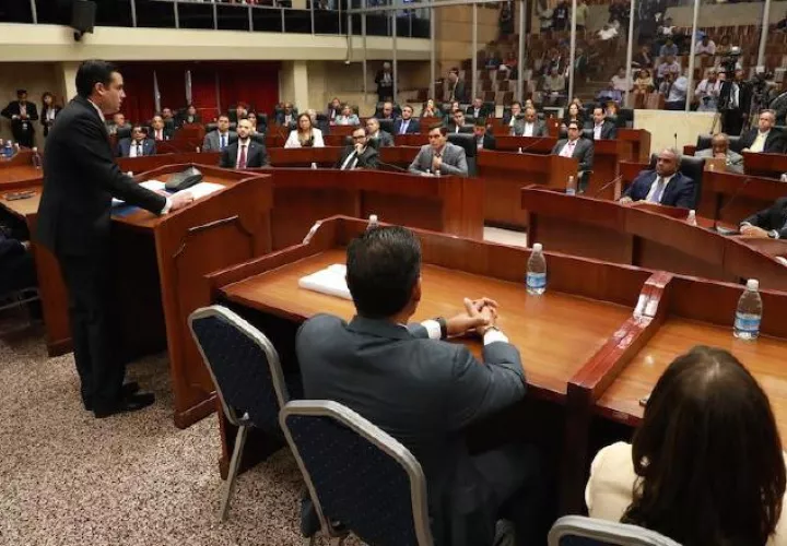 El 17 de julio, el vicepresidente José Gabriel Carrizo entregó al pleno, las reformas constitucionales. Foto de cortesía