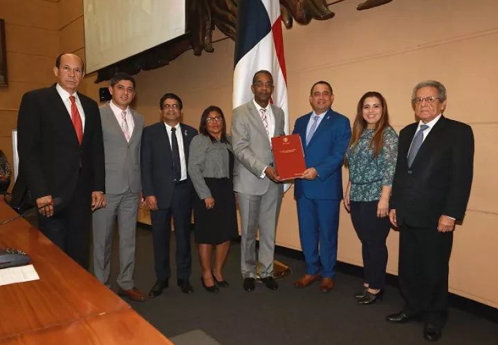 Presidente de la Asamblea, Marcos Castillero recibe las propuestas de reformas a la Constitución Nacional.