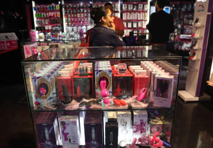 Vista general de una tienda de juguetes sexuales este martes, en Ciudad de México (México). México se prepara para vivir un romántico Día de los Enamorados en el que cada vez los regalos son más variados y transgresores. FOTO/EFE