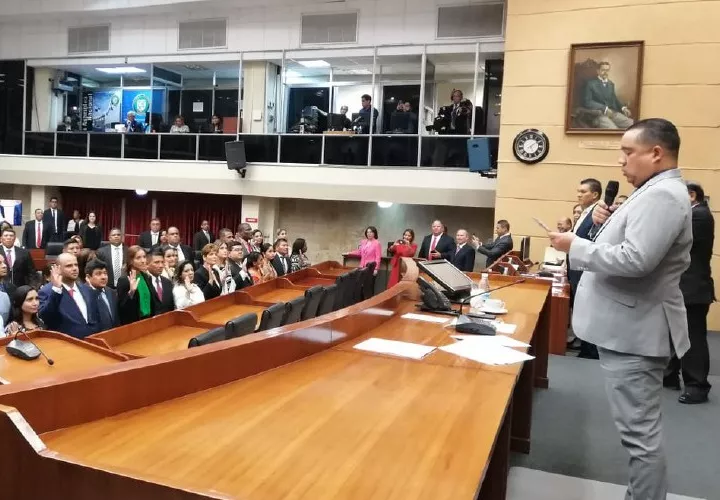 Otra de las propuestas de modificación al reglamento interno de la Asamblea, es el de la vestimenta con que van los diputados a sesionar al Pleno. Foto de archivo 