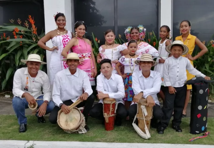 Las reinas junto a los miembros de la agrupación musical.  Foto: Santos Oliveros
