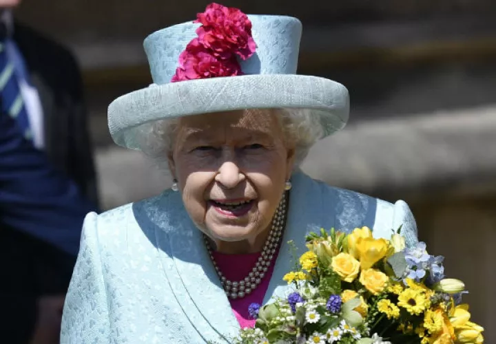 No acompañó a Isabel II su esposo, el duque de Edimburgo, ni tampoco estuvo durante el servicio la esposa del príncipe Enrique.