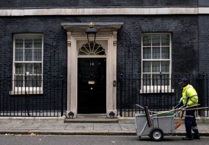 Ante la puerta de su residencia oficial del 10 de Downing Street, la política "tory" informó de que ha comunicado a la reina Isabel II su intención de dimitir el 7 de junio y de iniciar después el proceso para elegir al nuevo líder del Partido Conservador.