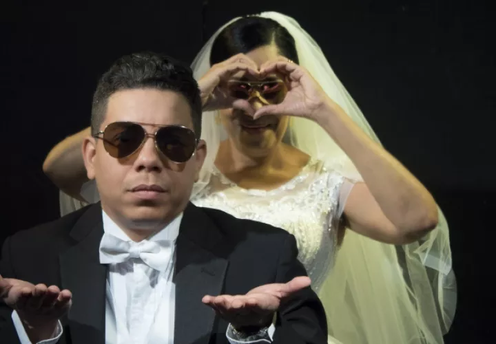 Renán Fernández, como Eric, junto a Neysa Ferguson (Shely) en 'Bendita madurez' de Producciones Chaplin. Cortesía