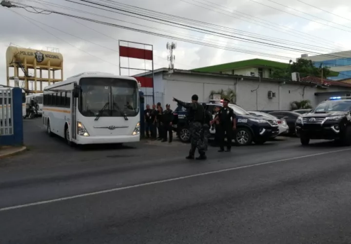 El traslado de los reos de la cárcel de la Chorrera debe concluir este viernes. Foto/Eric montenegro