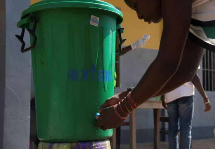 Una mujer se lava las manos para evitar enfermar con ébola en Mbandaka, al norte de la República Democrática del Congo. EFE