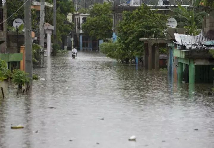 Se prevé que el centro de Kirk y sus remanentes avancen sobre las zonas oriental y central del Caribe mañana y el domingo.