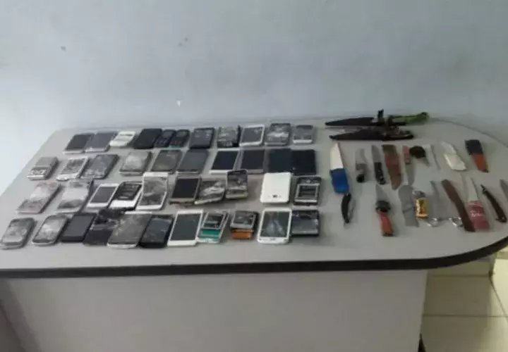 Celulares y armas blancas encontradas durante el desalojo. Foto: Eric A. Montenegro.