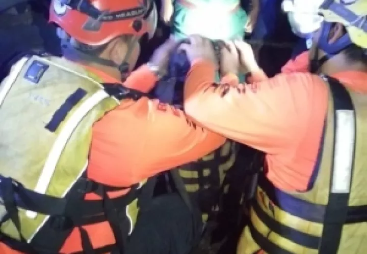 Una familia quedó aislada por varias horas en un islote, hasta que miembros del Sinaproc los rescataron. Foto/Mayra Madrid