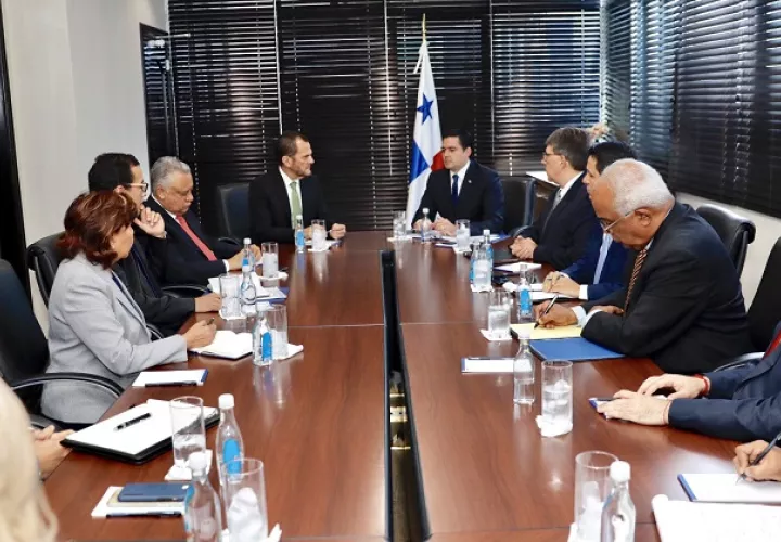 La reunión entre José Gabriel Carrizo y Federico Humbert se dio sede de la Contraloría General de la República.