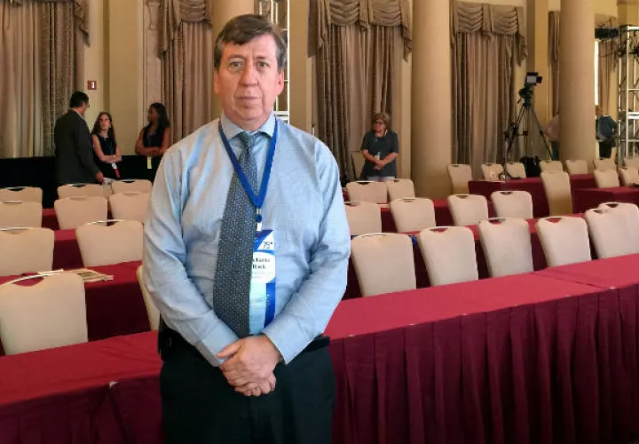 "Cómo hacer a la gente (los lectores) pagar", de esa premisa debe partir la estrategia, manifestó Baron durante el panel titulado "El futuro de las noticias, una perspectiva estadounidense".