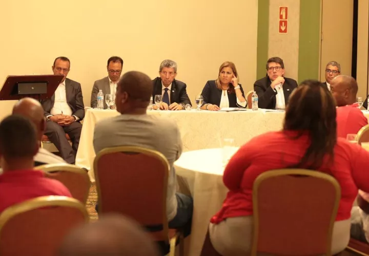 La reunión entre las autoridades del Gobierno Nacional y los dirigentes de 35 agrupaciones de Colón finalizó a altas horas de la noche del lunes 16 de septiembre. Foto cortesía