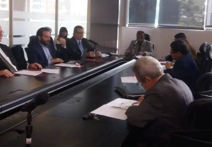 Representantes de la Concertación Nacional explican a la Comisión de Gobierno el proyecto de reformas constitucionales. Foto Adiel Bonilla 
