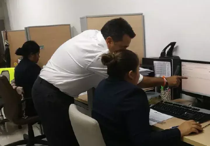 Ricardo Lombana ha estado estos días en el Tribunal Electoral cuidando sus firmas. /Foto Twitter