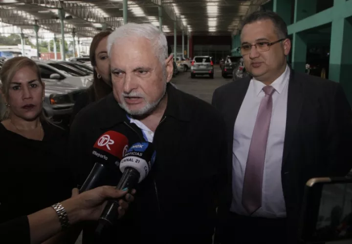 Ricardo Martinelli acudió al SPA ayer en compañía de algunos de sus abogados, para  presentar  formal oposición.  
