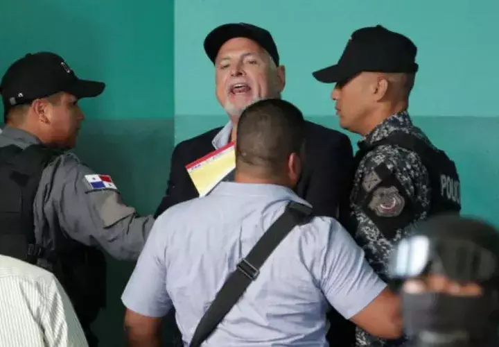 Médico recomienda a custodios de El Renacer permitir caminatas al expresidente Ricardo Martinelli. Foto: Panamá América.