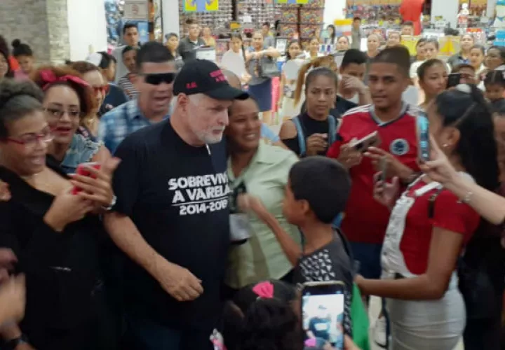 El expresidente Ricardo Martinelli acusó al exmandatario Juan Carlos Varela de perseguirlo y tratar de hacerle daño.