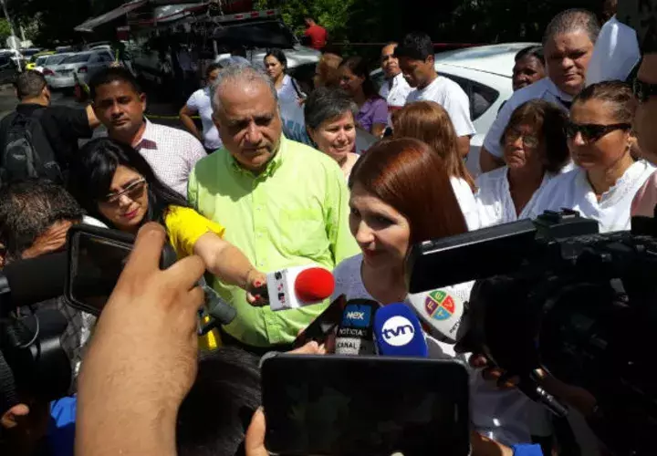 Simpatizantes de Ricardo Martinelli se congregan en las afueras de la Corte