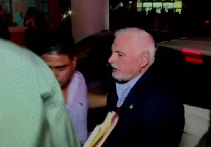 Momento en que el expresidente era ingresado a urgencias del Hospital Santo Tomás, tras presentar otro cuadro de crisis de hipertensión, durante la audiencia de ayer. Foto/Internet