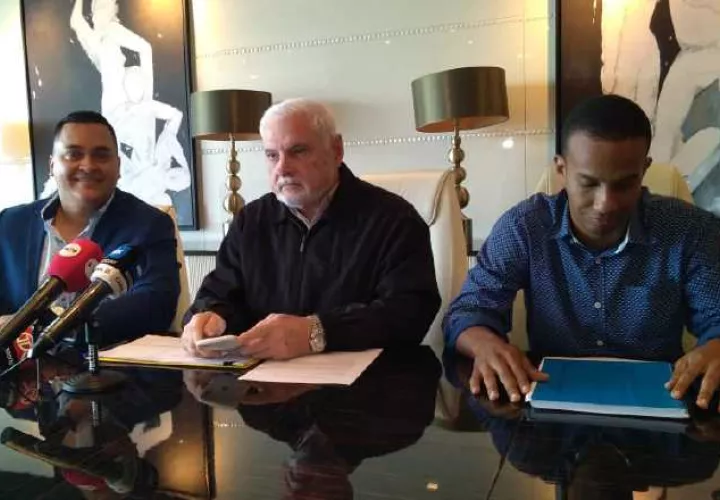 Ricardo Martinelli durante la firma del libro para realizar la convención en 2020. Foto de Víctor Arosemena