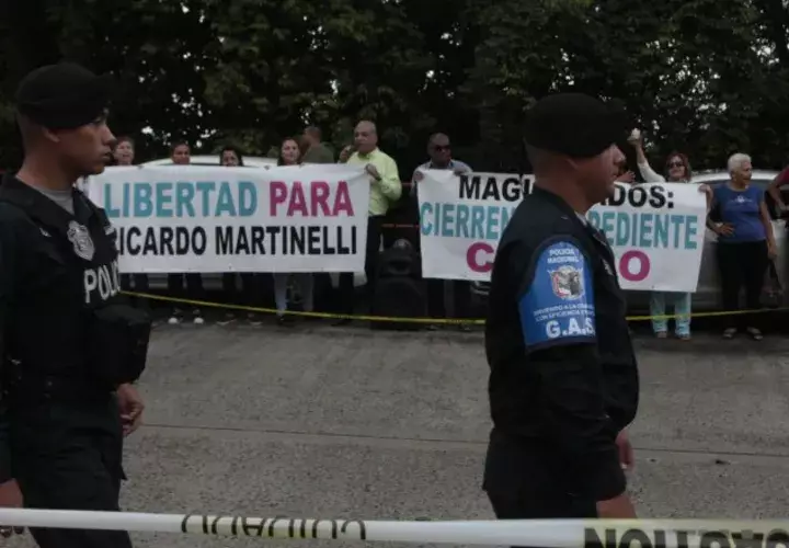 Simpatizantes de Ricardo Martinelli lo apoyaron ayer en los predios de la Corte Suprema de Justicia. Víctor Arosemena