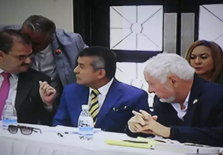 La defensa de Ricardo Martinelli mantiene su plan inicial de presentar amparos contra las decisiones del juez de garantías, referentes a las pruebas que les fueron rechazadas. Víctor Arosemena