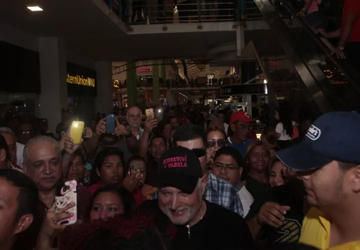 Ricardo Martinelli fue ovacionado por miles de personas en Los Andes Mall y Albrook Mall, luego de su absolución unánime la noche del viernes. 