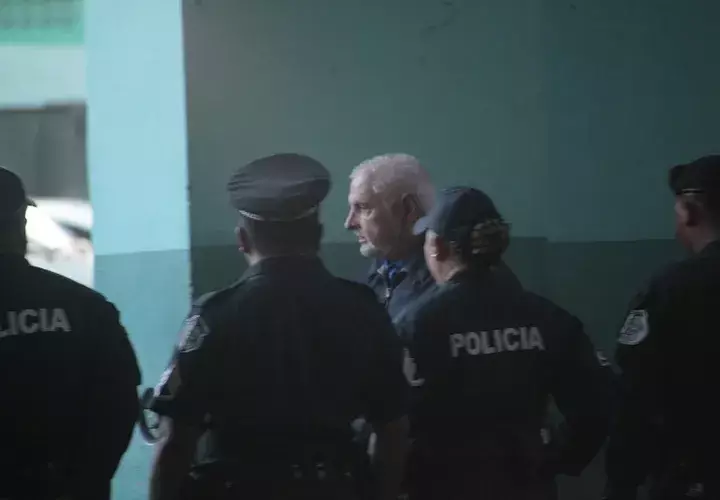 Ricardo Martinelli es custodiado por unidades de la Policía Nacional, a su llegada a las instalaciones del Sistema Penal Acusatorio. Foto: Víctor Arosemena