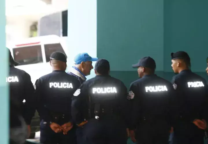 Ricardo Martinelli luce una gorra alusiva a sus candidaturas, a su llegada hoy al Sistema Penal Acusatorio. Foto: Víctor Arosemena