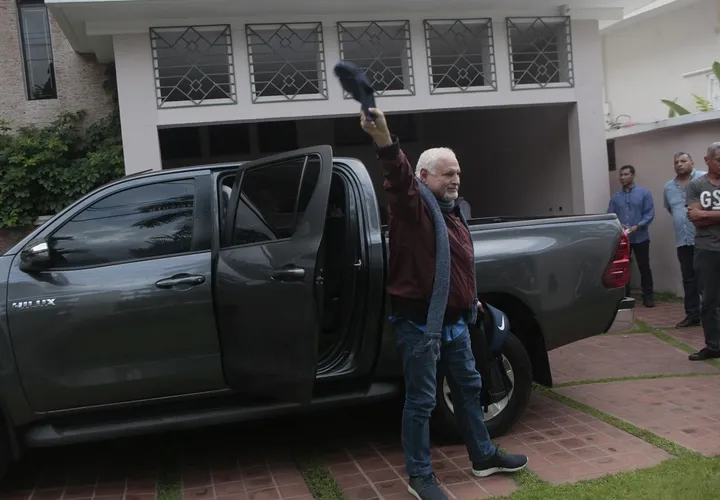 Ricardo Martinelli saluda a los periodistas que lo esperaban en la entrada de su residencia. Foto Víctor Arosemena