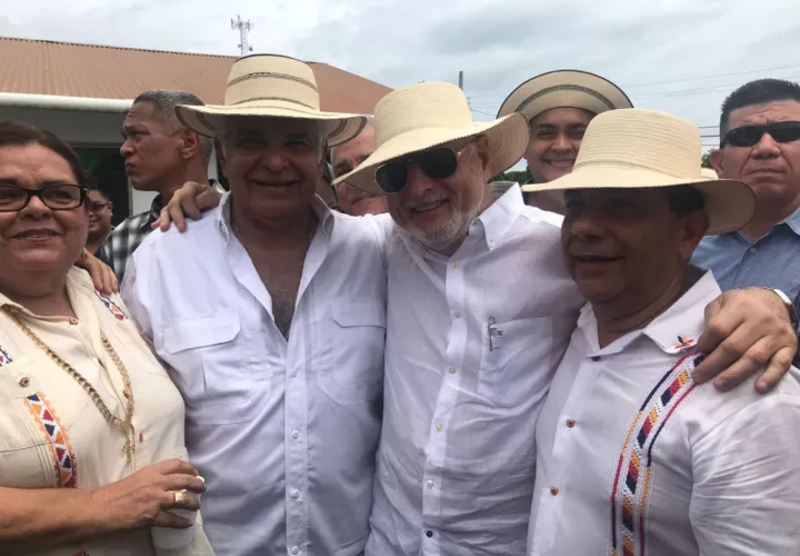 Ricardo Martinelli y José Raúl Mulino firman libros para la renovación de Cambio Democrático. Foto/Cortesía