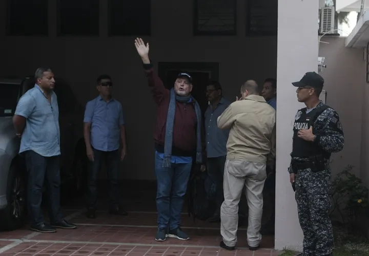 El expresidente Ricardo Martinelli llegó a su hogar a las 6:47 a.m. de este miércoles 12 de junio, una hora después de que el Tribunal de Juicio Oral ordenó su excarcelación. Foto Víctor Arosemena